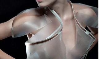 Tim đập càng nhanh, váy càng... trong suốt