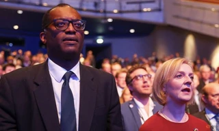 Thủ tướng Anh Liz Truss (phải) và Bộ trưởng Tài chính Kwasi Kwarteng. (Ảnh: Reuters)