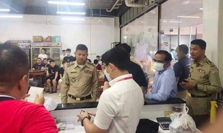 Cảnh sát tỉnh Preah Sihanouk kiểm tra trung tâm Xing Shanting. (Ảnh: Khmer Times)