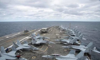 Trên một boong tàu sân bay Mỹ. (Ảnh: US Navy)