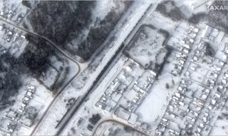 Ảnh vệ tinh cho thấy các phương tiện quân sự của Nga ở gần biên giới Ukraine. (Reuters)
