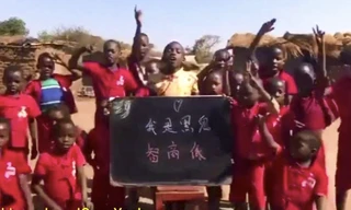 Một video được đăng lên mạng xã hội cho thấy các em bé Malawi hát những bài tự hạ thấp mình