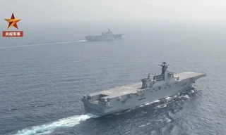 Hai tàu đổ bộ tấn công Hải Nam và Quảng Tây của Trung Quốc. (Ảnh: PLA)