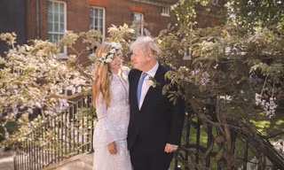 Ông Boris Johnson và phu nhân Carrie trong lễ cưới quy mô nhỏ năm 2021. (Ảnh: Reuters)