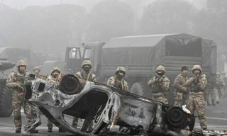 Cảnh tượng tan hoang trên đường phố Almaty trong cuộc biểu tình bạo loạn vào tuần trước. (Ảnh: Reuters)