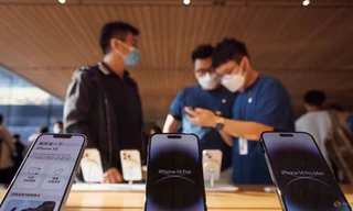 Các phiên bản iPhone 14 được trưng bày trong một cửa hàng ở Bắc Kinh. (Ảnh: Reuters)