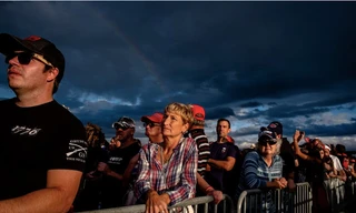 Cử tri Mỹ đến dự cuộc vận động của cựu Tổng thống Mỹ Donald Trump ngày 6/11. (Ảnh: NYT)