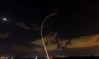Hệ thống phòng không Vòm sắt của Israel chặn rốc-két bắn từ Dải Gaza ngày 6/8. (Ảnh: Reuters)