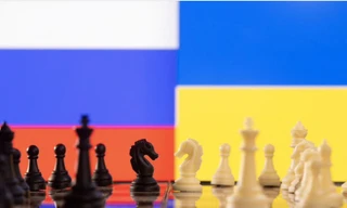 Hình ảnh một bàn cờ trên nền quốc kỳ của Nga và Ukraine