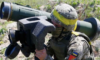 Một lính Ukraine vác tên lửa Javelin trong lúc tập trận. (Ảnh: Reuters)