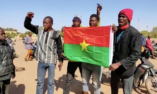 Người biểu tình cầm cờ Burkina Faso trong cuộc biểu tình ở thủ đô Ouagadougou ngày 23/1 để ủng hộ binh lính nổi dậy. (Ảnh: Reuters)