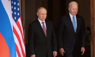 Tổng thống Mỹ Joe Biden (phải) và Tổng thống Nga Vladimir Putin đã đồng ý sẽ gặp thượng đỉnh. (Ảnh: Reuters)