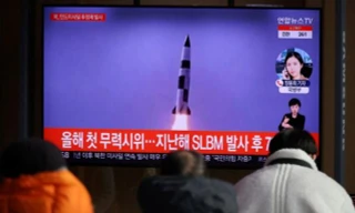 Người dân Hàn Quốc xem tin tức trên truyền hình về vụ phóng tên lửa của Triều Tiên vào sáng 5/1. (Ảnh: Reuters)