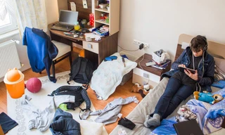 Vui vẻ khi nhà cửa bừa bộn cũng là một "trạng thái yêu tinh". (Ảnh: CNN)