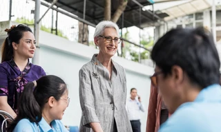 Thứ trưởng Ngoại giao Mỹ Wendy Sherman (giữa) thăm Trung tâm thể thao Khúc Hạo, nơi các vận động viên khuyết tật đang tập luyện cho các giải đấu. (Ảnh: ĐSQ Mỹ)