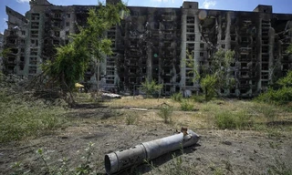 Một xác tên lửa rơi gần tòa nhà dân cư ở thành phố Sievierodonetsk thuộc miền đông Ukraine. (Ảnh: AP)