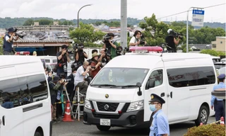 Xe chở nghi phạm Tetsuya Yamagami rời khỏi sở cảnh sát Nara ngày 10/7. (Ảnh: Kyodo)