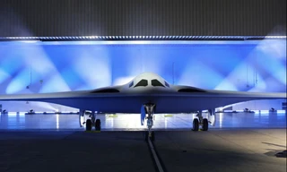 Chiếc máy bay ném bom hạt nhân B-21 đầu tiên ra mắt. (Ảnh: Reuters)