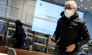 Tỷ phú Nga Roman Abramovich được trông thấy khi đang ở khu VIP của sân bay Tel Aviv ngày 14/4. (Ảnh: Reuters)