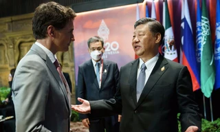 Chủ tịch Trung Quốc Tập Cận Bình và Thủ tướng Canada Justin Trudeau trong cuộc trao đổi ở Bali
