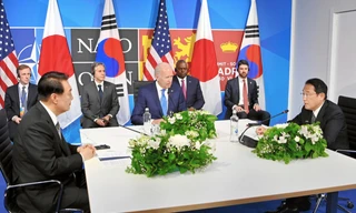 Tổng thống Mỹ Joe Biden, Thủ tướng Nhật Bản Fumio Kishida và Tổng thống Hàn Quốc Yoon Suk-yeol trong cuộc gặp ba bên tại Tây Ban Nha, nhân dịp diễn ra thượng đỉnh NATO. (Ảnh: Kyodo)