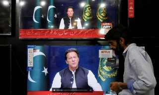 Thủ tướng Pakistan Imran Khan trong một bài phát biểu được phát trên truyền hình. (Ảnh: Reuters)