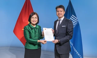 Đại sứ Lê Thị Tuyết Mai trao Văn kiện Việt Nam gia nhập Hiệp ước Marrkesh cho Tổng giám đốc Tổ chức Sở hữu trí tuệ thế giới (WIPO) Daren Tang. (Mofa)