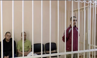 Ba lính đánh thuê bị nhốt sau song sắt khi ra toà ở Donetsk