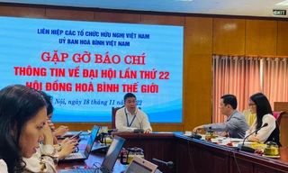 Phó Chủ tịch kiêm Tổng thư ký Liên hiệp các tổ chức hữu nghị Việt Nam (giữa) cung cấp thông tin cho báo chí về Đại hội lần thứ 22 Hội đồng Hòa bình thế giới. (Ảnh: Thu Loan)