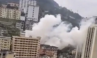 Khói bốc lên từ hiện trường vụ nổ. (Ảnh: Weibo)