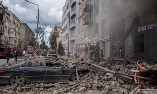 Cảnh tan nát trên một tuyến phố ở Kharkiv ngày 6/9. (Ảnh: Reuters)