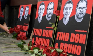 Đặt hoa tưởng niệm 2 nạn nhân trước cổng Đại sứ quán Brazil ở London. (Ảnh: Greenpeace)