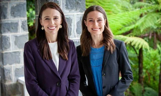 Thủ tướng New Zealand Jacinda Ardern (trái) và người đồng cấp Phần Lan Sanna Marin. (Ảnh: Euronews)