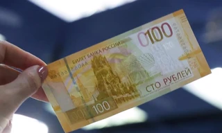 Hình ảnh tờ tiền 100 rúp mới phát hành của Nga. (Ảnh: Reuters)