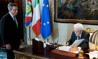 Tổng thống Ý Sergio Mattarella ký sắc lệnh giải tán quốc hội ngày 21/7. (Ảnh: Reuters)