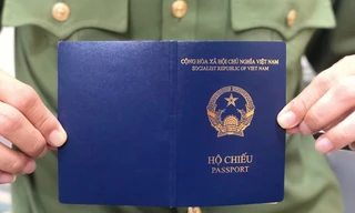 Hộ chiếu bìa xanh tím than Việt Nam mới áp dụng. (Ảnh: VNE)