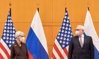 Thứ trưởng Ngoại giao Mỹ Wendy Sherman (trái) và người đồng cấp Nga Sergei Ryabkov trong cuộc gặp tại Geneva ngày 10/1. (Ảnh: Reuters)