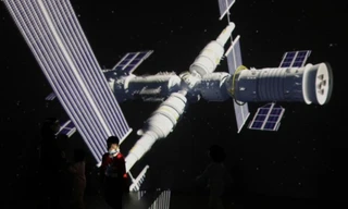 Mô hình trạm vũ trụ Thiên Hà được trưng bày tại Bắc Kinh vào tháng 4/2021. (Ảnh: Reuters)