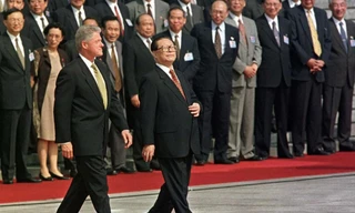 Cố Chủ tịch Trung Quốc Giang Trạch Dân đón Tổng thống Mỹ Bill Clinton thăm năm 1998. (Ảnh: AP)