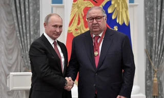 Tổng thống Nga Vladimir Putin bắt tay tỷ phú Alisher Usmanov trong một sự kiện tại điện Kremlin năm 2018. (Ảnh: Reuters)