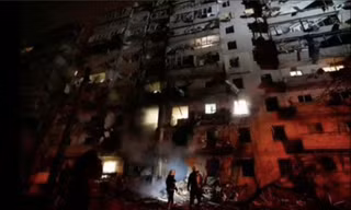 Một toà nhà chung cư ở Kiev hư hại trong cuộc xung đột vũ trang ở Ukraine. (Ảnh: Reuters)