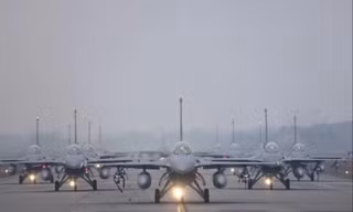Đội tiêm kích 12 F-16V của Đài Loan (Trung Quốc) tham gia đợt tập trận ngày 5/1. (Ảnh: Reuters)
