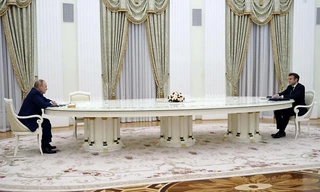 Tổng thống Nga Vladimir Putin (trái) dùng chiếc bàn dài bất thường trong cuộc gặp Tổng thống Pháp ngày 7/2. (Ảnh: AP)