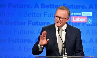 Chủ tịch Công đảng Anthony Albanese phát biểu trước cử tri tối 21/5. (Ảnh: Reuters)