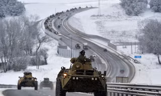 Một đoàn xe quân sự Nga đi trên đường cao tốc ở Crimea ngày 18/1/2022. (Ảnh: AP)