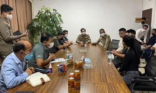 Cơ quan chức năng Campuchia làm việc với quản lý sòng bài. (Ảnh: Khmer Times)