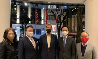 Đặc phái viên khí hậu John Kerry (trái) vừa đến Hà Nội. (Ảnh: ĐSQ Mỹ)