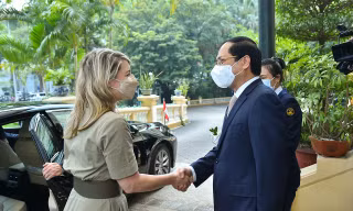 Bộ trưởng Ngoại giao Bùi Thanh Sơn đón người đồng cấp Canada Mélanie Joly sáng 13/4. (Ảnh: Mofa) 