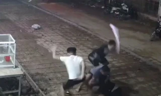 Hình ảnh các đối tượng tấn công nạn nhân được camera an ninh ghi lại. (Ảnh: Khmer Times)