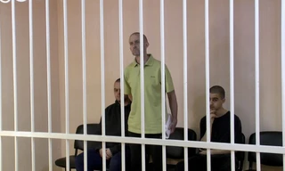 Nhóm lính đánh thuê người Anh và Ma-rốc bị xét xử ở Donetsk. (Ảnh: RIA)